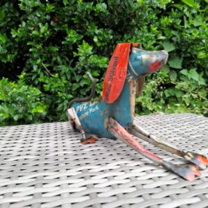 liggende hond van metaal