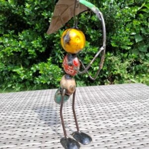 Mier met blad van metaal