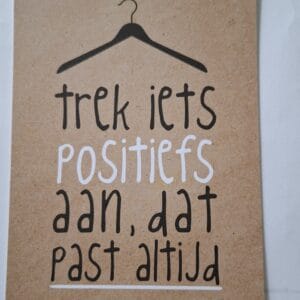 Postkaart: Trek iets positiefs aan, dat past altijd